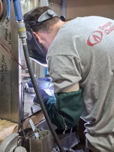 Maxence, apprenti en BTS chez Metalinox, travaillant sur une soudure