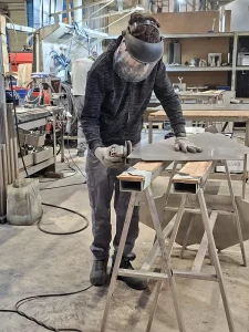 Alessio apprenti chez Métalinox, travaillant l'inox