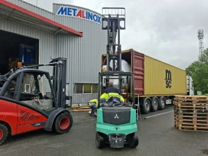 Insertion et empotage d'une cuve de vinification en conteneur de transport