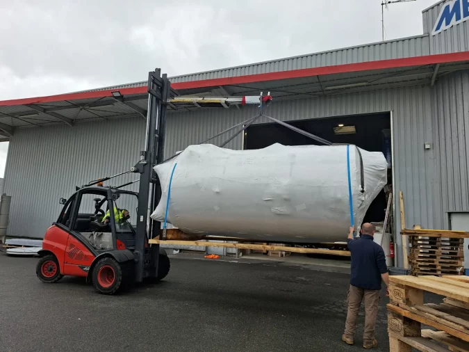 Manutention et levage d'une cuve inox industrielle chez Métalinox