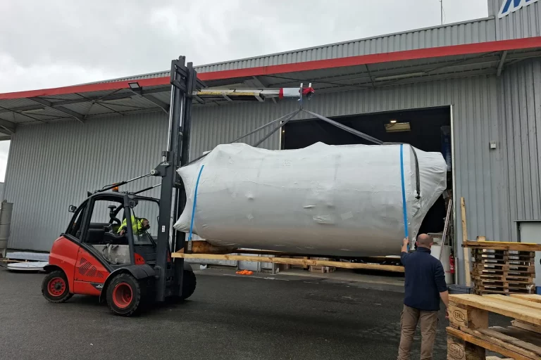 Manutention et levage d'une cuve inox industrielle chez Métalinox