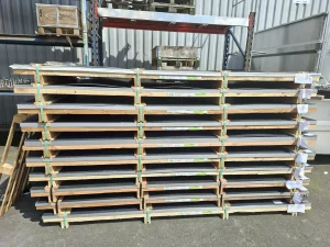 Stock de plaques d'acier inoxydable certifiées et étiquetées pour la fabrication de cuves viticoles chez Metalinox.