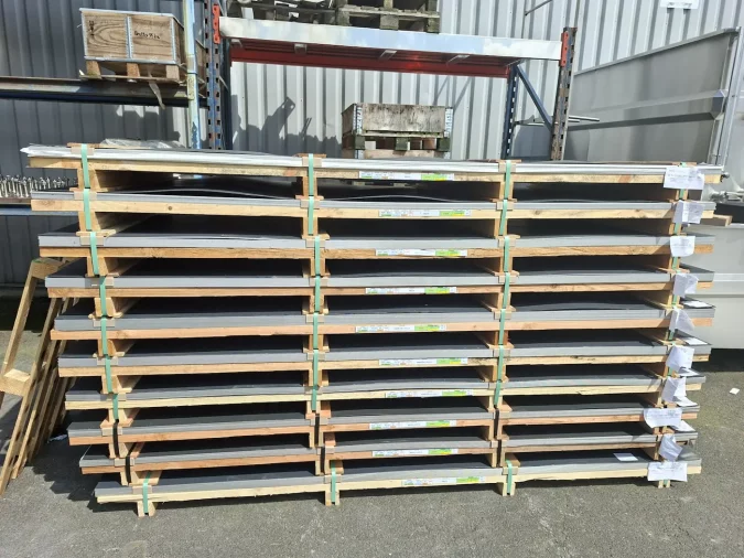 Stock de plaques d'acier inoxydable certifiées et étiquetées pour la fabrication de cuves viticoles chez Metalinox.