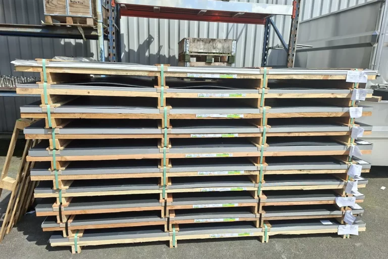 Stock de plaques d'acier inoxydable certifiées et étiquetées pour la fabrication de cuves viticoles chez Metalinox.