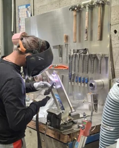 Yohann Maillet, chaudronnier soudeur expert de 5 ans chez Metalinox, réalisant une soudure TIG précise sur une cuve process vinicole
