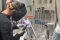 Yohann Maillet, chaudronnier soudeur expert de 5 ans chez Metalinox, réalisant une soudure TIG précise sur une cuve process vinicole
