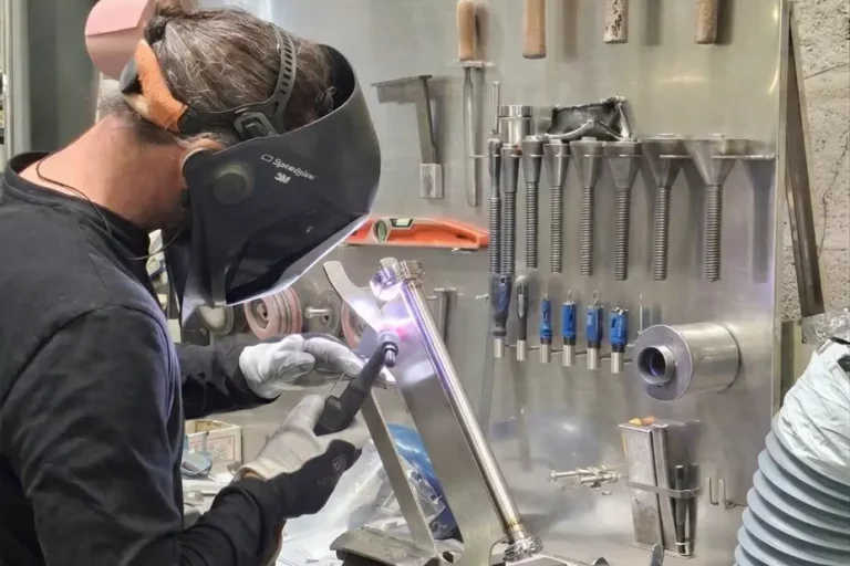 Yohann Maillet, chaudronnier soudeur expert de 5 ans chez Metalinox, réalisant une soudure TIG précise sur une cuve process vinicole