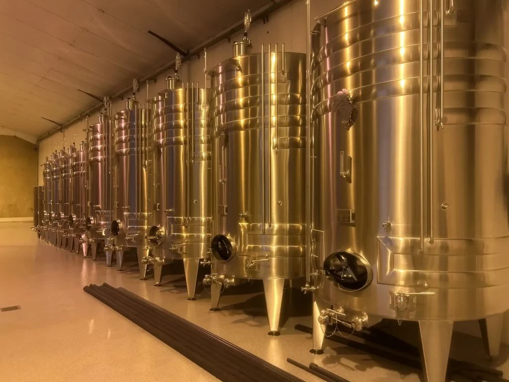 Alignement de cuves en acier inoxydable thermo-régulées fabriquées par Métalinox pour la maison de Champagne Fallet-Dart.