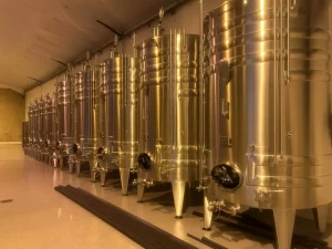 Alignement de cuves en acier inoxydable thermo-régulées fabriquées par Métalinox pour la maison de Champagne Fallet-Dart.