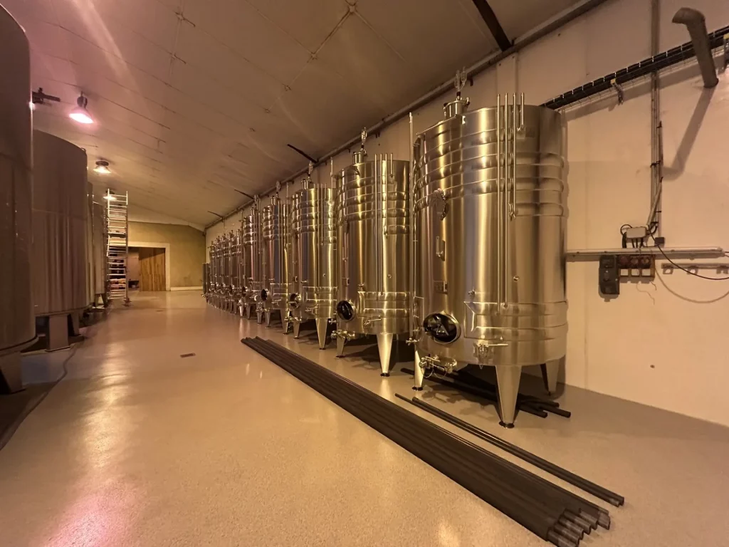 vue d'ensemble de la nouvelle cuverie viticole sur mesure installée par Métalinox dans le chais d'un producteur