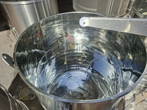 Intérieur d'une cuve viticole Métalinox avec une finition poli miroir garantissant une hygiène parfaite.