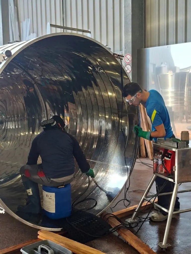 deux opérateurs Métalinox effectuant le traitement d'une cuve inox