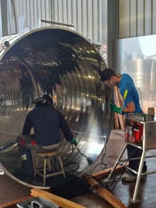 deux opérateurs Métalinox effectuant le traitement d'une cuve inox