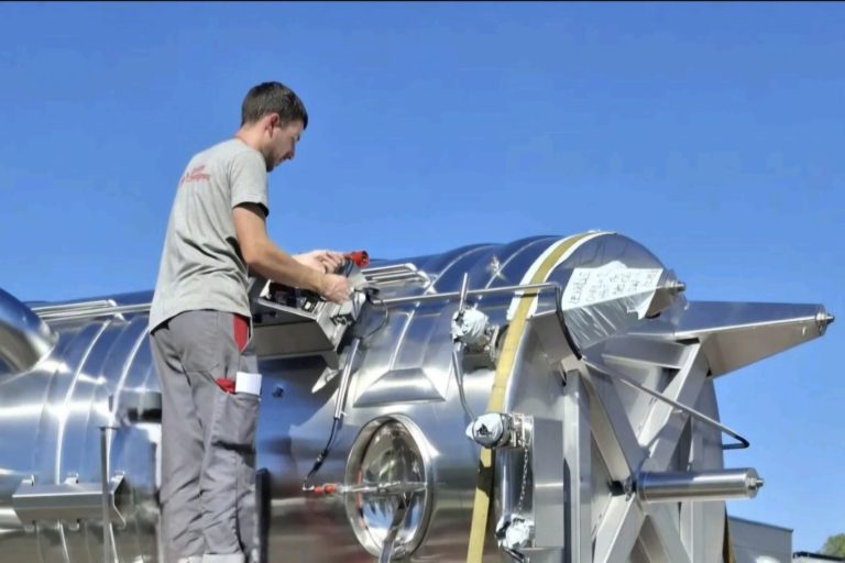 Lucas, technicien de maintenance chez Metalinox à Mettray, en intervention sur une cuve inox.