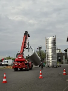 Site de Métalinox à Mettray et levage d'une cuve viticole isolée pour la Champagne
