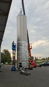 Cuve viticole inox isolée suspendue avant le chargement vers la Champagne