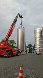 Début de la manutention et redressage d'une cuve isotherme viticole de 215 hl.